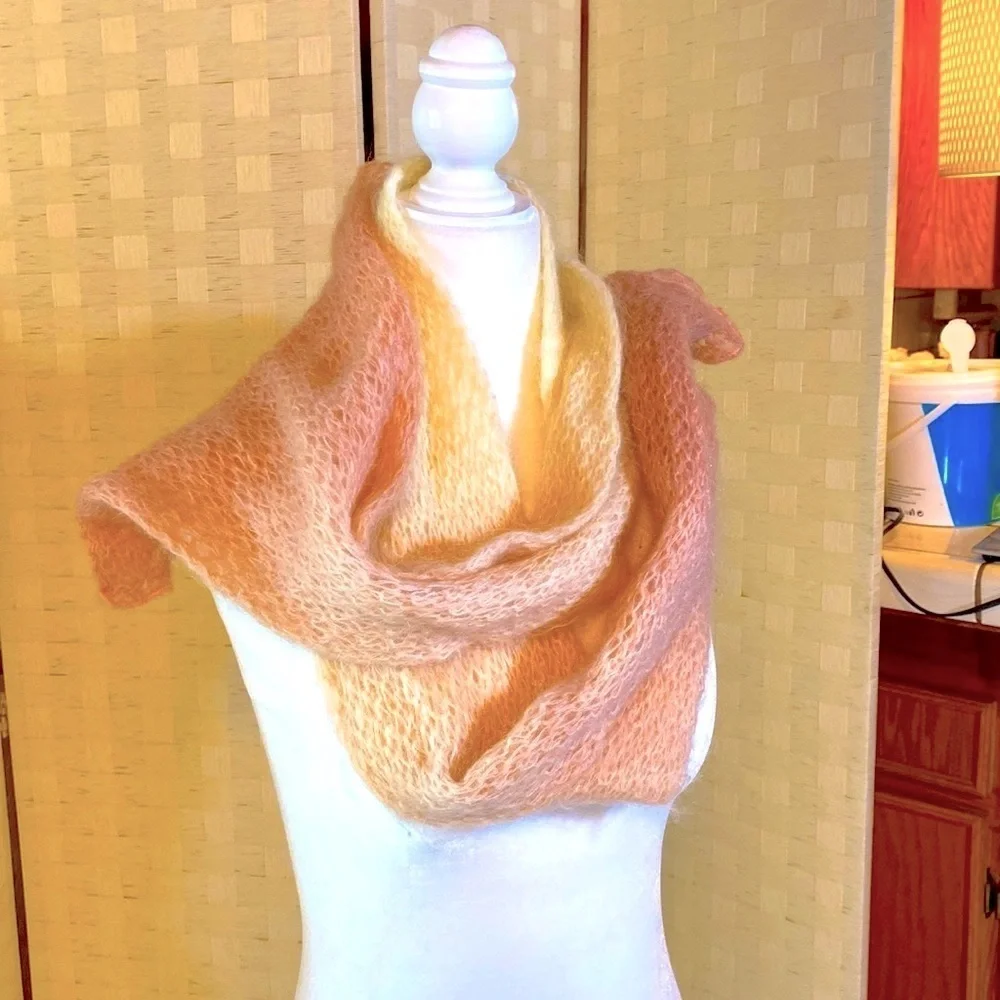 WHITE CREAM ROSE BARBIE PINK BLUSH TIPS WINTER SCARF - SO PRETTY! GUC